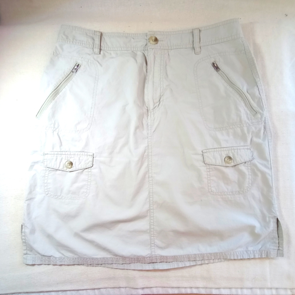 Columbia Light Gray Skirt with Belt Loops And Cargo Pockets Size 12